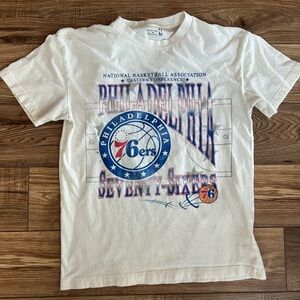 Abercrombie & Fitch NBA Philadelphia 76ers graphic tee